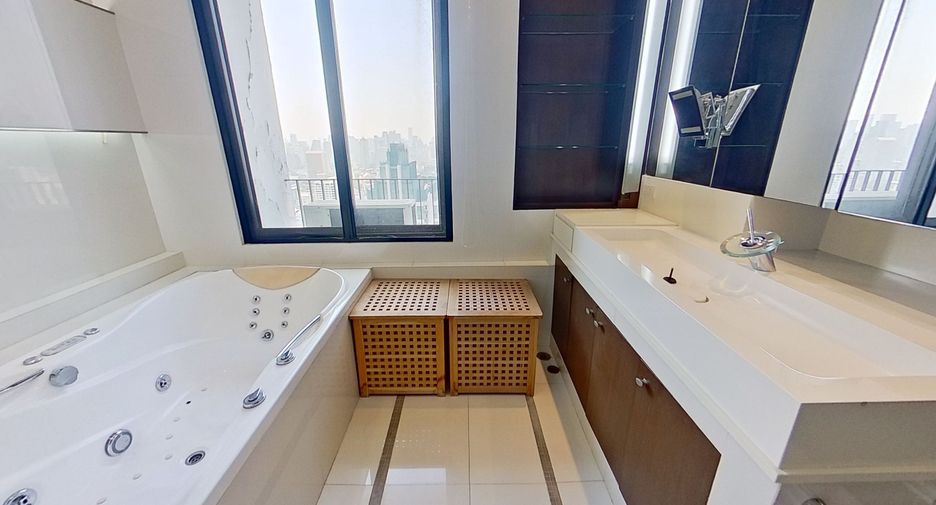 For sale 3 bed condo in Watthana, Bangkok
