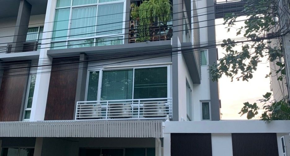 For sale 5 Beds house in Wang Thonglang, Bangkok