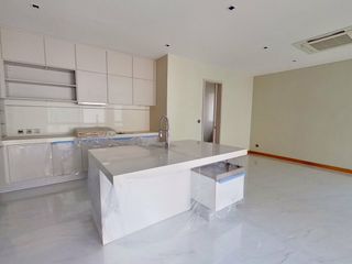 For sale 5 Beds house in Huai Khwang, Bangkok