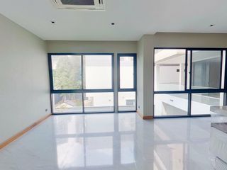 For sale 5 Beds house in Huai Khwang, Bangkok