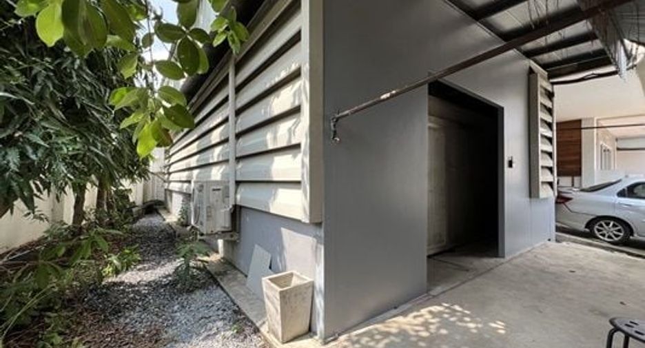 For sale 4 bed office in Saphan Sung, Bangkok