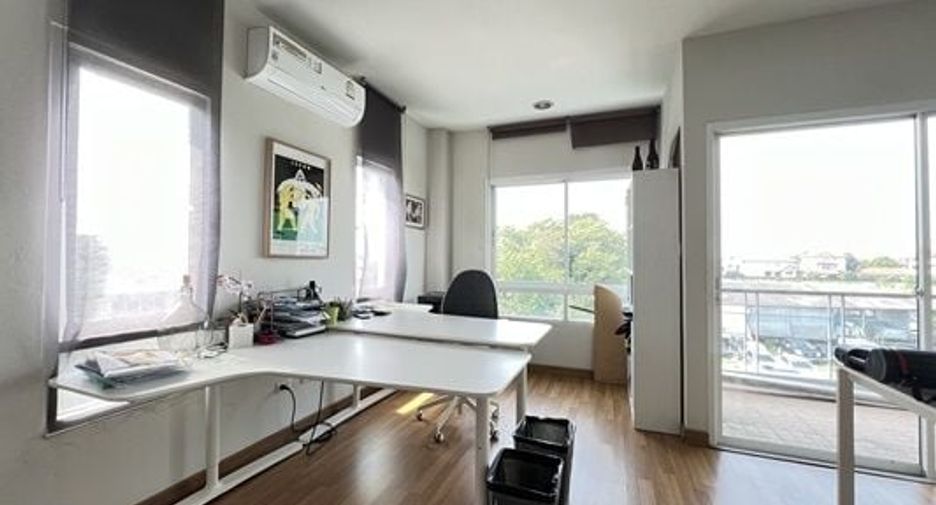 For sale 4 bed office in Saphan Sung, Bangkok