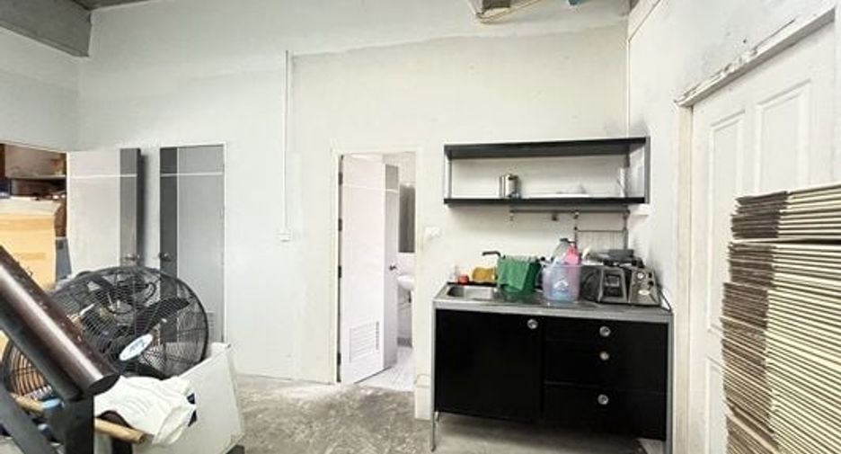 For sale 4 bed office in Saphan Sung, Bangkok