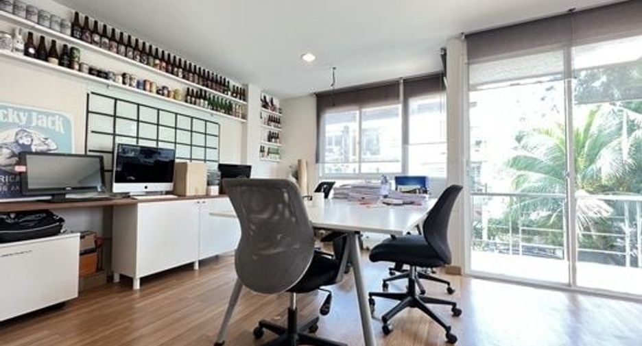 For sale 4 bed office in Saphan Sung, Bangkok