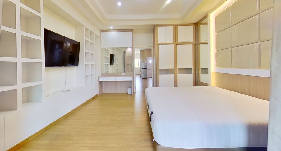 For sale 5 bed townhouse in Mueang Chiang Mai, Chiang Mai