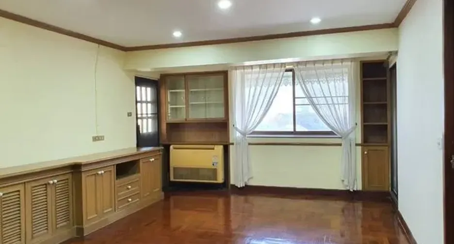 For sale 2 bed condo in Phaya Thai, Bangkok