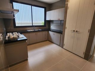 For sale 4 Beds house in Bang Kapi, Bangkok