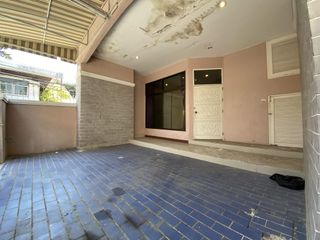 For sale 4 bed townhouse in Khlong Toei, Bangkok
