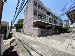 For sale 4 bed townhouse in Khlong Toei, Bangkok
