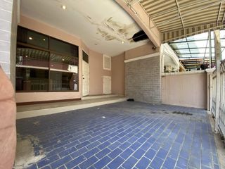 For sale 4 bed townhouse in Khlong Toei, Bangkok