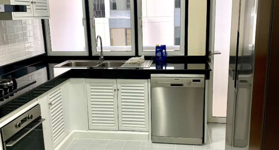 For sale 2 Beds condo in Khlong Toei, Bangkok