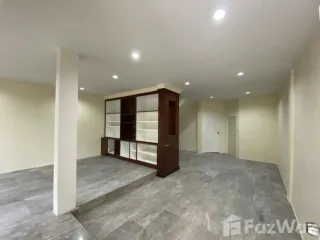 For sale 3 bed townhouse in Lat Phrao, Bangkok