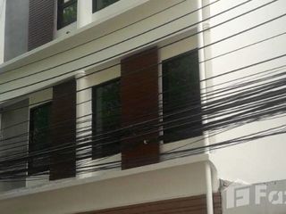 For rent 9 bed townhouse in Watthana, Bangkok