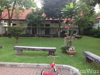 For rent 4 Beds villa in Huai Khwang, Bangkok