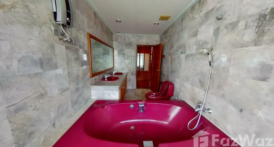 For rent 3 Beds condo in Khlong Toei, Bangkok
