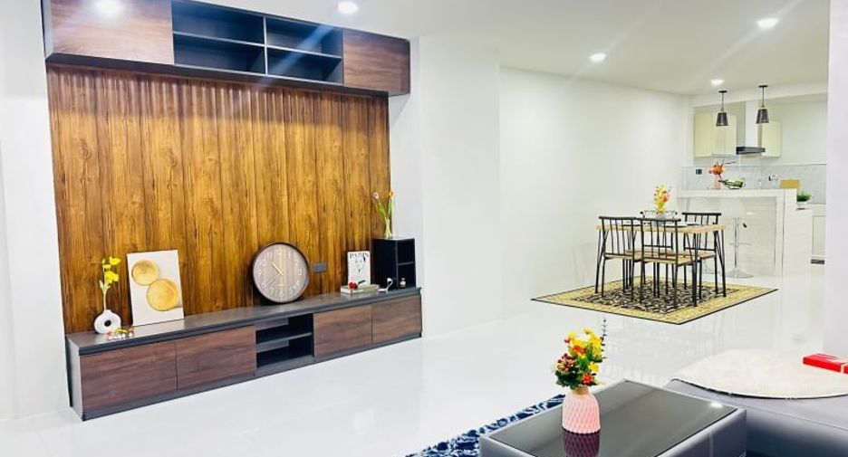 For sale 2 bed townhouse in East Pattaya, Pattaya