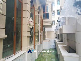 For sale 4 bed house in Khlong Toei, Bangkok