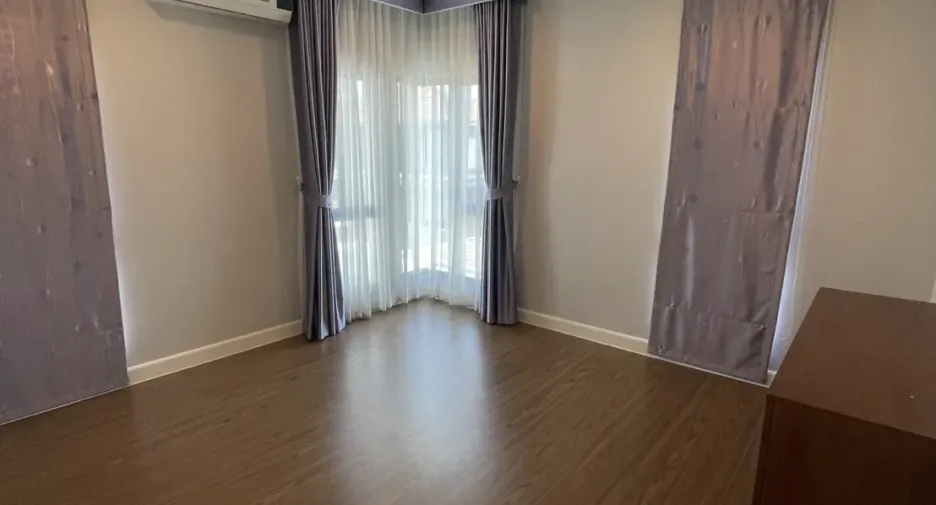 Haus zur Miete und zum Kauf mit 4 Zimmer in Lam Luk Ka, Pathum Thani