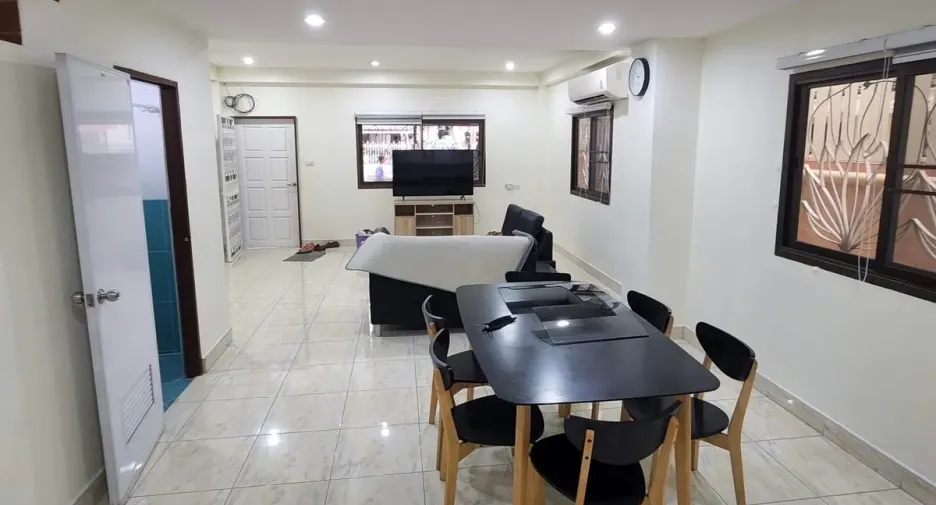 Casa adosada en alquiler y en venta de 2 habitaciones en Bang Lamung, Chonburi