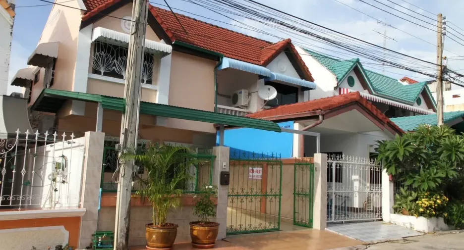 Casa adosada en alquiler y en venta de 2 habitaciones en Bang Lamung, Chonburi