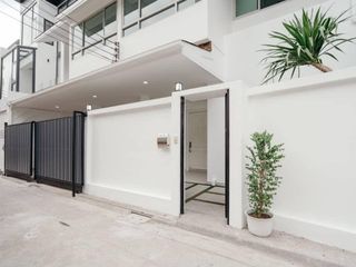 For sale 4 bed townhouse in Khlong Toei, Bangkok