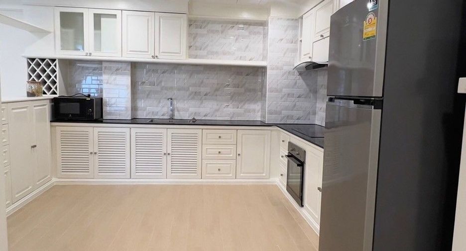 For rent 3 Beds apartment in Khlong Toei, Bangkok