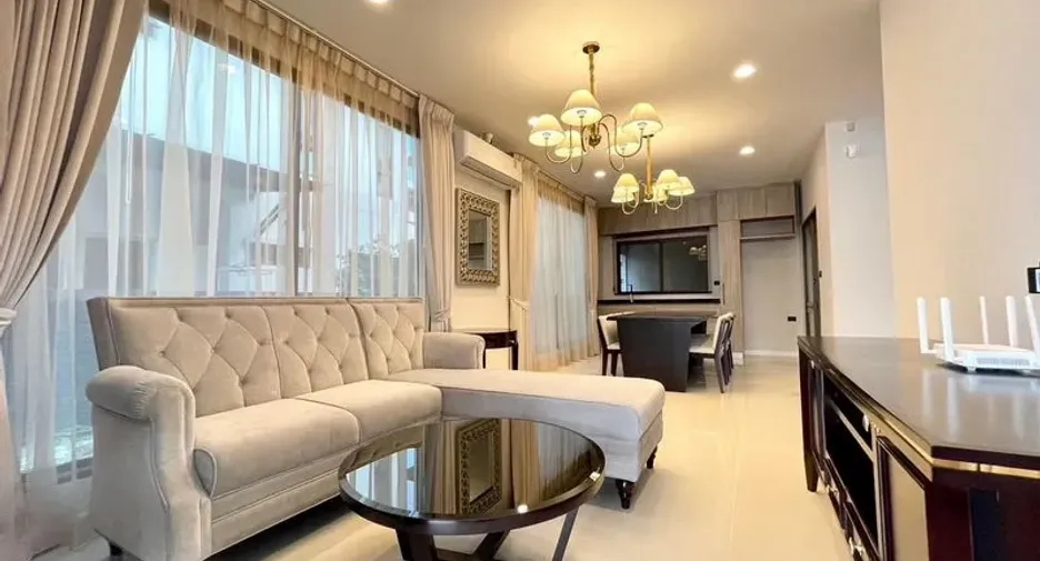Casa en alquiler de 4 habitaciones en Bang Kapi, Bangkok