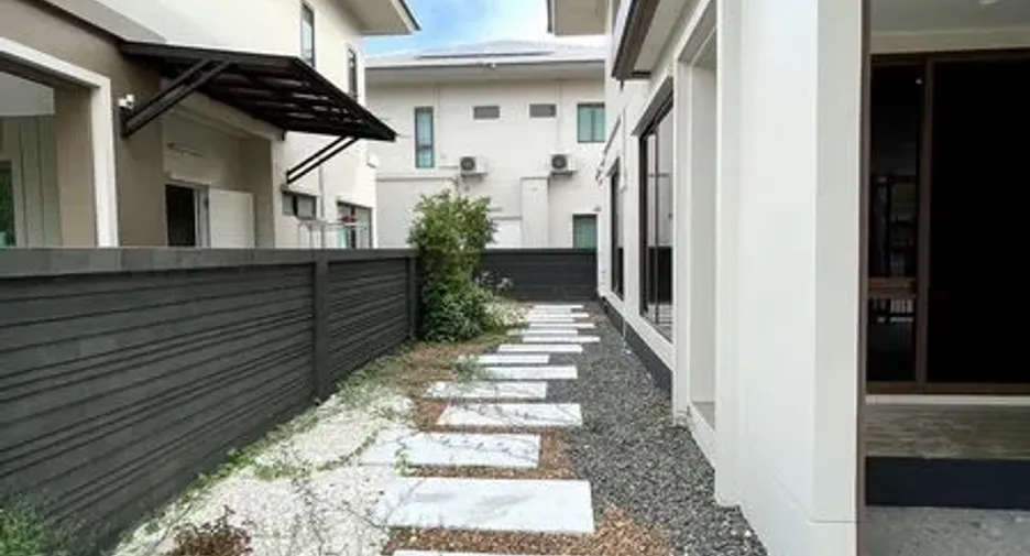 Casa en alquiler de 4 habitaciones en Bang Kapi, Bangkok