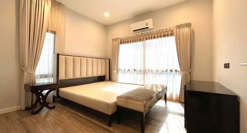 Casa en alquiler de 4 habitaciones en Bang Kapi, Bangkok