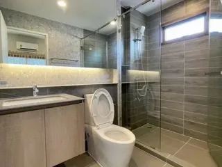 ให้เช่า 4 ห้องนอน บ้านเดี่ยว ใน บางกะปิ, กรุงเทพฯ