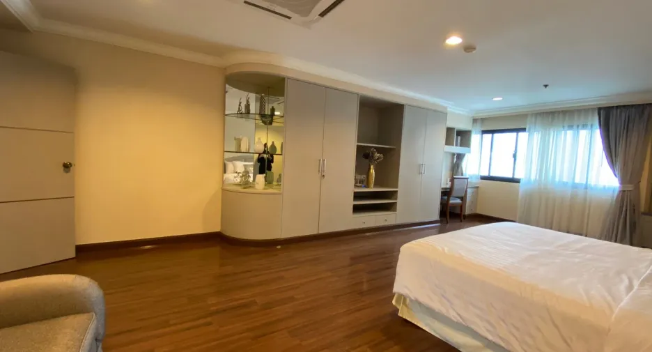 For rent 3 bed condo in Watthana, Bangkok