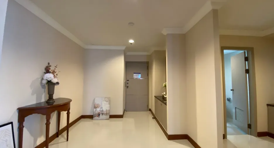For rent 3 bed condo in Watthana, Bangkok