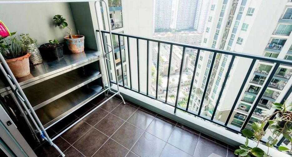 For sale 2 bed condo in Huai Khwang, Bangkok