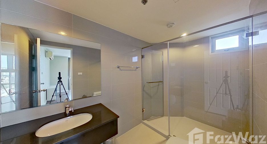 For rent 5 bed condo in Huai Khwang, Bangkok