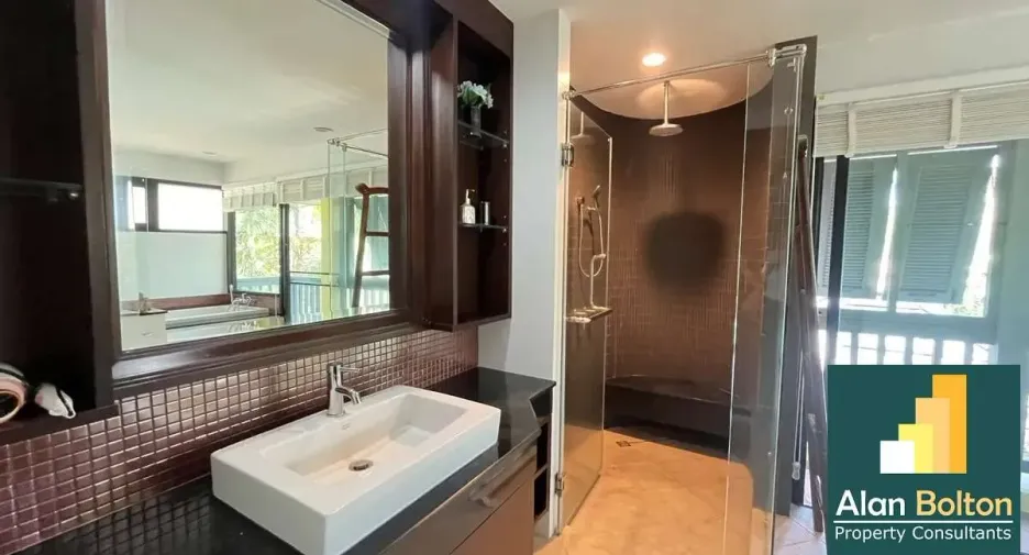 For rent and for sale 4 bedrooms house in Bang Lamung, Chonburi