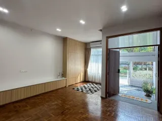 For sale 4 bed townhouse in Mueang Chiang Mai, Chiang Mai