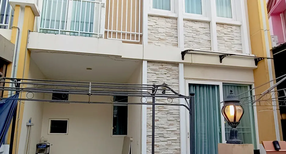 For sale 4 bed townhouse in Mueang Samut Sakhon, Samut Sakhon