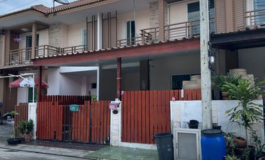 For sale 4 bed townhouse in Lam Luk Ka, Pathum Thani