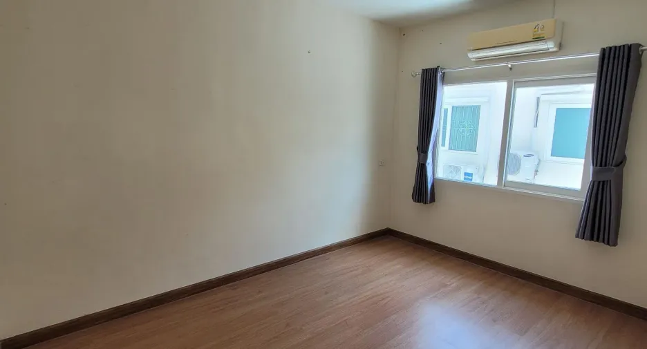 For sale 4 bed townhouse in Mueang Samut Sakhon, Samut Sakhon