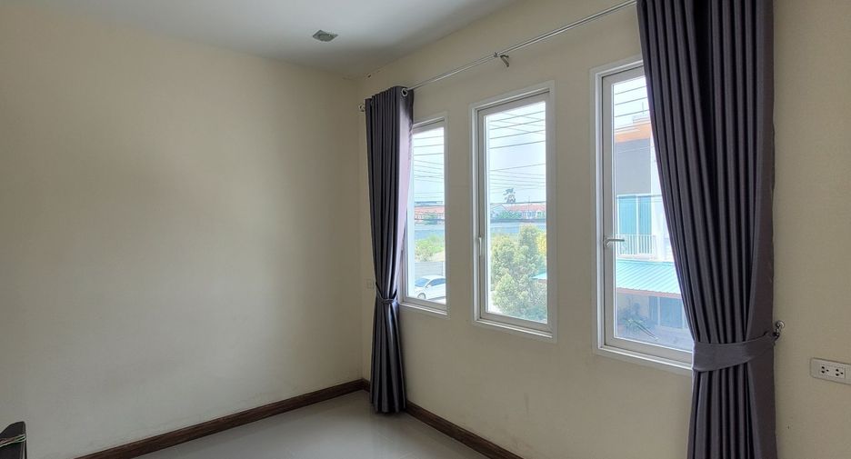 For sale 4 bed townhouse in Mueang Samut Sakhon, Samut Sakhon