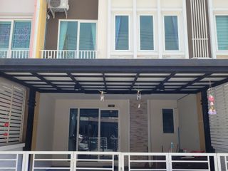 For sale 4 bed townhouse in Mueang Samut Sakhon, Samut Sakhon
