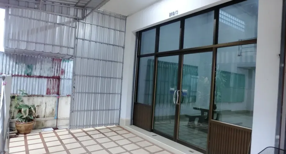 For sale 3 bed townhouse in Mueang Sakon Nakhon, Sakon Nakhon