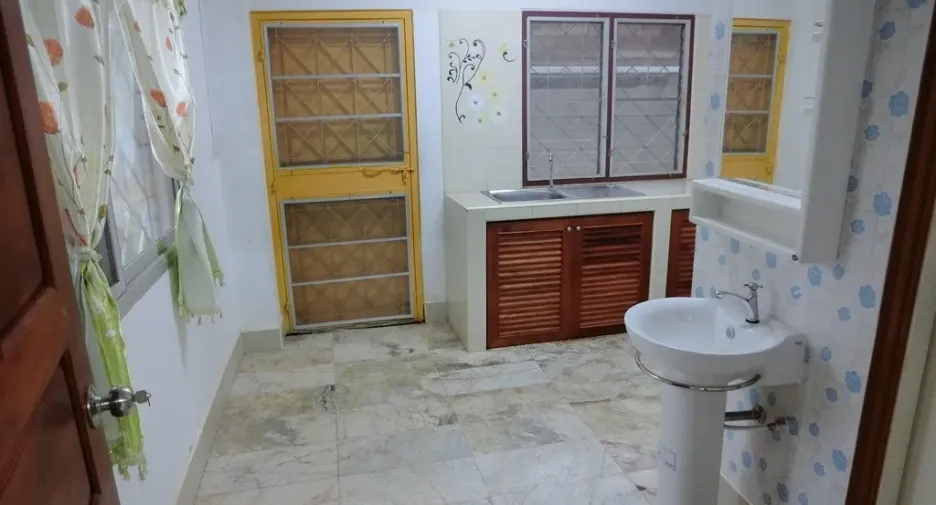 For sale 3 bed townhouse in Mueang Sakon Nakhon, Sakon Nakhon