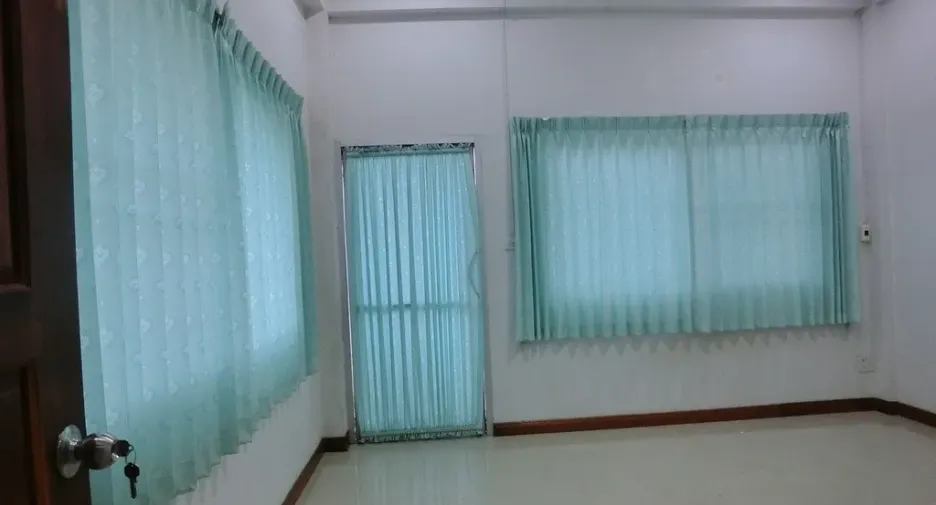 For sale 3 bed townhouse in Mueang Sakon Nakhon, Sakon Nakhon