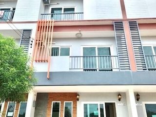 For sale 4 bed townhouse in Mueang Udon Thani, Udon Thani
