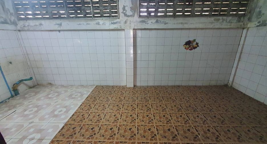 For sale 2 bed townhouse in Mueang Suphanburi, Suphan Buri