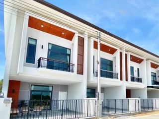 For sale 3 bed townhouse in Mueang Songkhla, Songkhla
