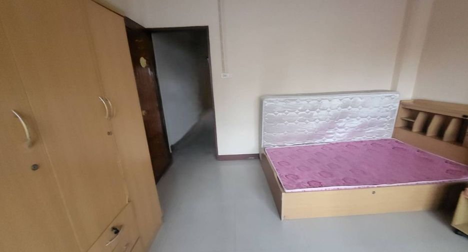 For rent 6 bed townhouse in Mueang Nakhon Sawan, Nakhon Sawan