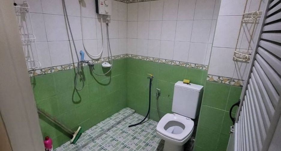 For rent 6 bed townhouse in Mueang Nakhon Sawan, Nakhon Sawan