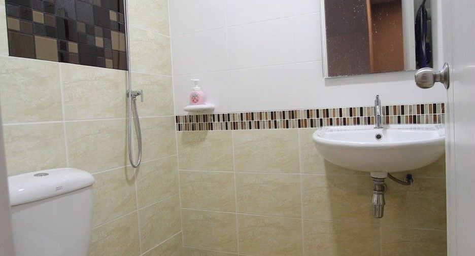 For sale 3 bed townhouse in Mueang Nakhon Pathom, Nakhon Pathom